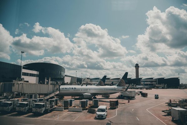 Conseils pour organiser un camp de survie en désert aride.